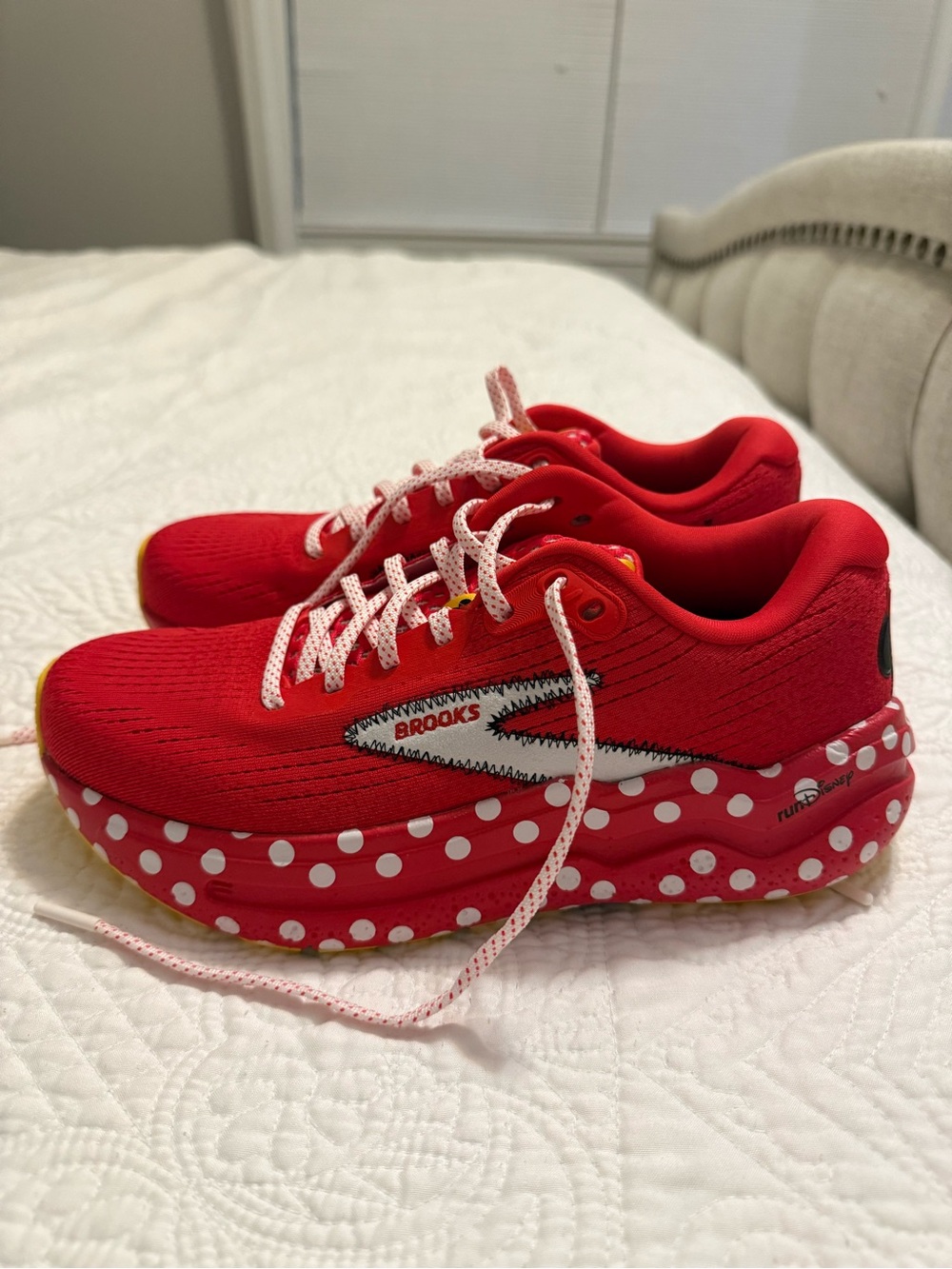 Women’s Disney Brooks- Minnie Mouse *NEW*